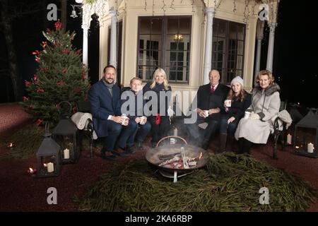 Oslo, Norwegen 20161220. Norwegens königliche Familie traf sich`s Weihnachtsfotoabend im Garten des Königlichen Palastes in Oslo, 20. Dezember 2016. Von links: Kronprinz Haakon, Prinz Sverre Magnus, Kronprinzessin Mette-Marit, König Harald, Prinzessin Ingrid Alexandra und Königin Sonja beim Glühwein aus Tassen vor dem Pavillon im Royal Palace Park hat Prinzessin Astrids Ingwer-Schnappschüsse gemalt und gegessen. Foto: Lise Aaserud / NTB scanpix Stockfoto